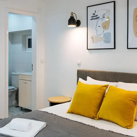 Cozy & Small In The Center Apartment *
